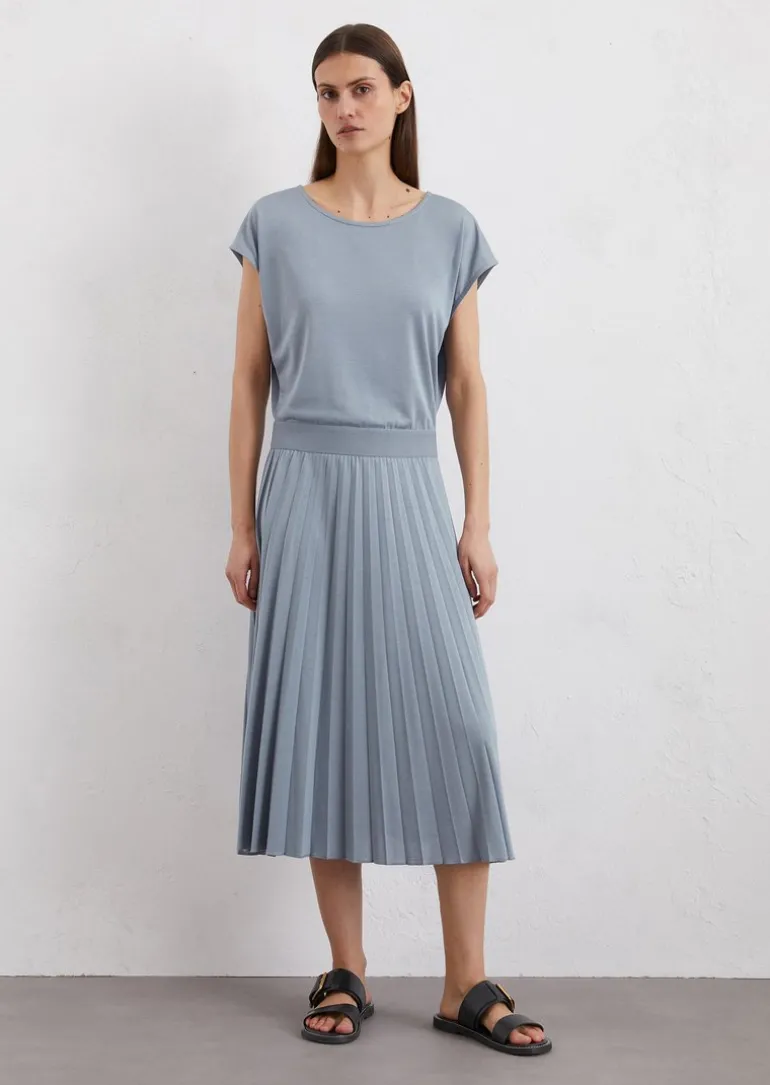 Jerseykleid mit elastischer Taille und plissiertem Rock