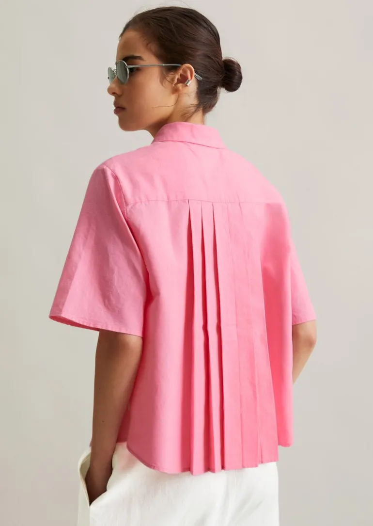 Kurzarm-Bluse relaxed mit Falten-Details im Rücken