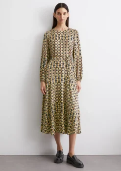 Langes Keid ausgestellt aus bedrucktem Viskose-Satin