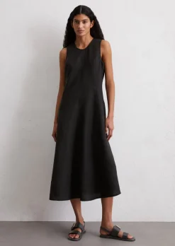 Ärmelloses Leinen-Kleid shaped in A-Linie geschnitten