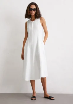 Ärmelloses Leinen-Kleid shaped in A-Linie geschnitten