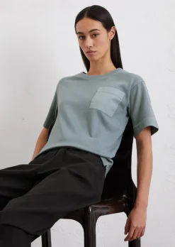 T-Shirt relaxed mit aufgesetzter Satin-Tasche